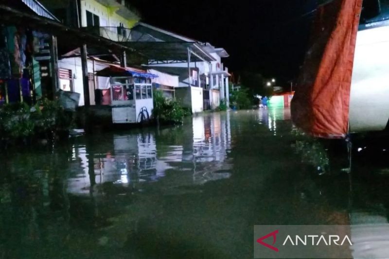 Banjir yang menggenang di Kampung Tarandam Kecamatan Sungai Pagu Kabupaten Solok Selatan akibat luapan sungai Batang Suliti, Minggu malam. Antara/HO/Warga