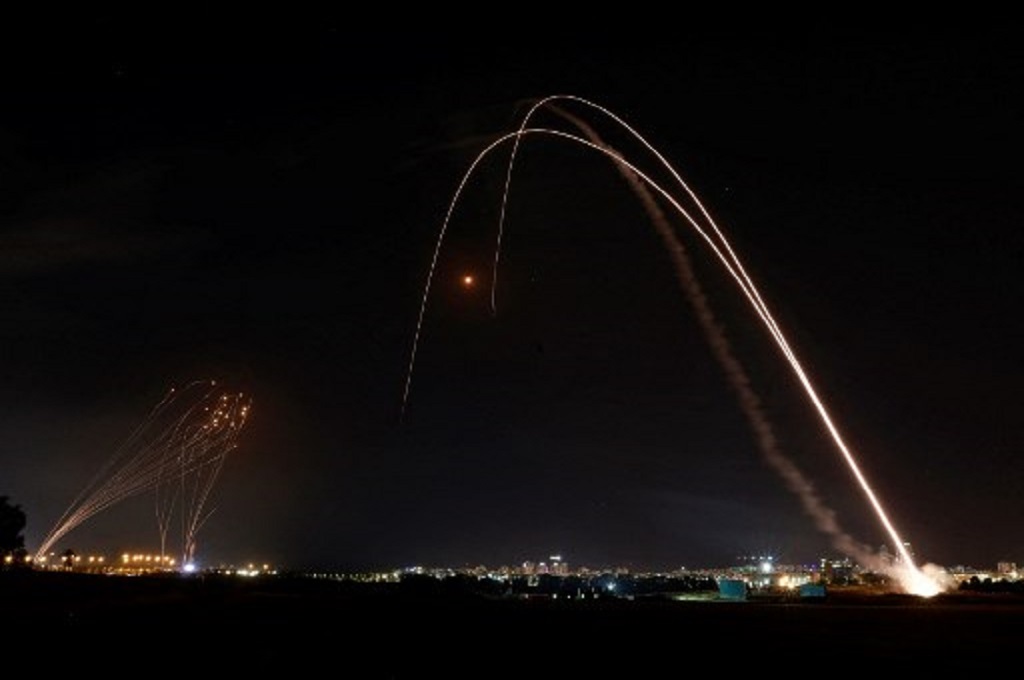 Sistem pertahanan udara Israel menembak jatuh sejumlah roket dari Gaza. (AFP)