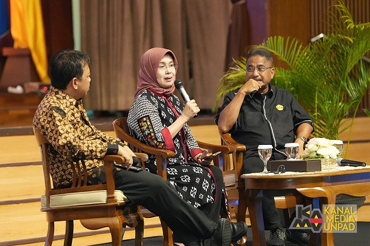 Rektor Unpad Rina Indiastuti dalam Silaturahmi Akhir Tahun guru besar Unpad. DOK Unpad