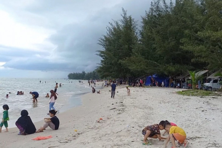 Libur Tahun Baru 2024, Pantai di Bangka Diserbu Pengunjung