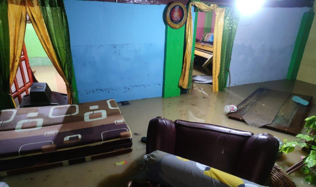Kondisi rumah warga yang terendam banjir bandang, Minggu malam, 31 Desember 2023. Dokumentasi/ Istimewa