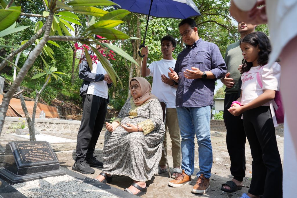 Berziarah ke Makam Ayahanda, Ini Pesan yang Diingat oleh Anies