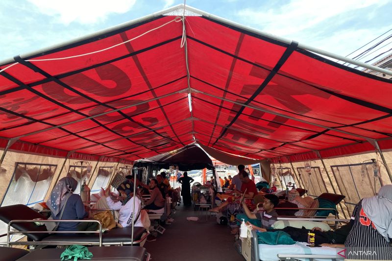 Kondisi para pasien yang sedang dievakuasi di tenda darurat Rumah Sakit Umum Daerah (RSUD) Sumedang, Kabupaten Sumedang, Jawa Barat, Senin, 1 Januari 2024. Antara/Rubby Jovan