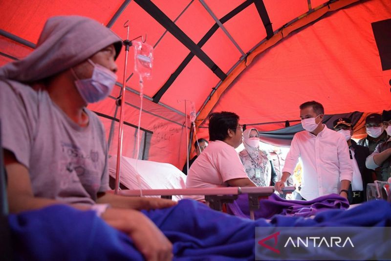 Penjabat (Pj) Gubernur Jawa Barat, Bey Triadi Machmudin, meninjau RSUD Sumedang yang terdampak Gempa Bumi, Senin, 1 Januari 2024. Antara/HO-Pemprov Jabar/aa. Handout Pemprov Jabar