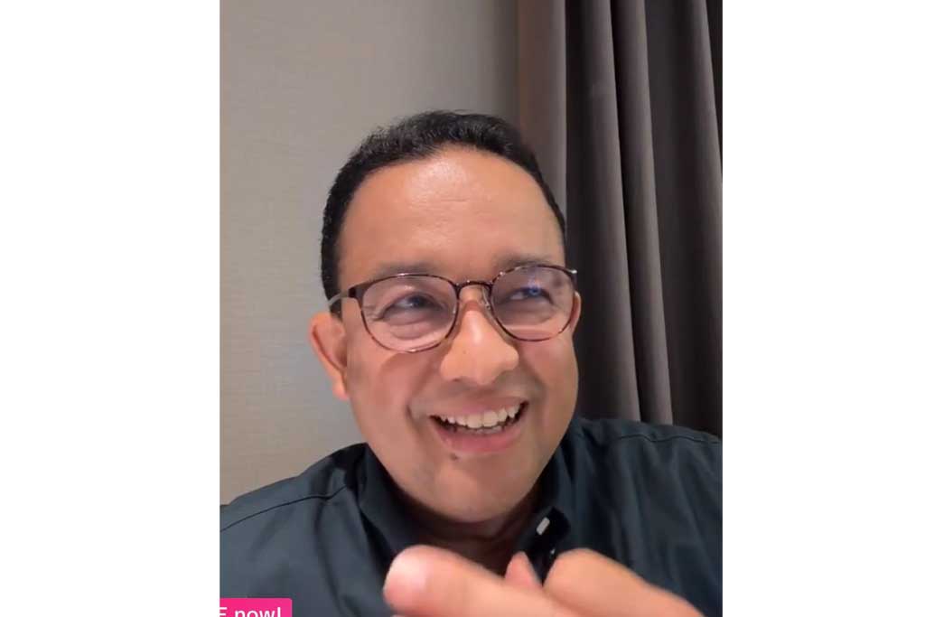 Anies Baswedan saat live di media sosial