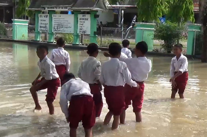 SD Negeri di Ngawi Ini Dikepung Banjir, Proses Belajar-Mengajar Terganggu