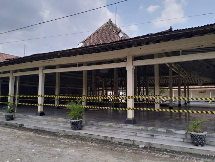 Nyaris Roboh, Atap Sasana Mulyo Keraton Solo Ditopang Bambu