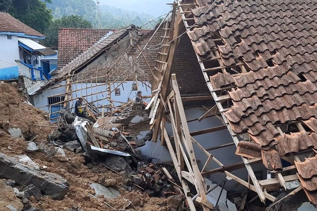 Tanah Longsor Hantam Gedung SMPN 1 Jenawi, Siswa Diliburkan