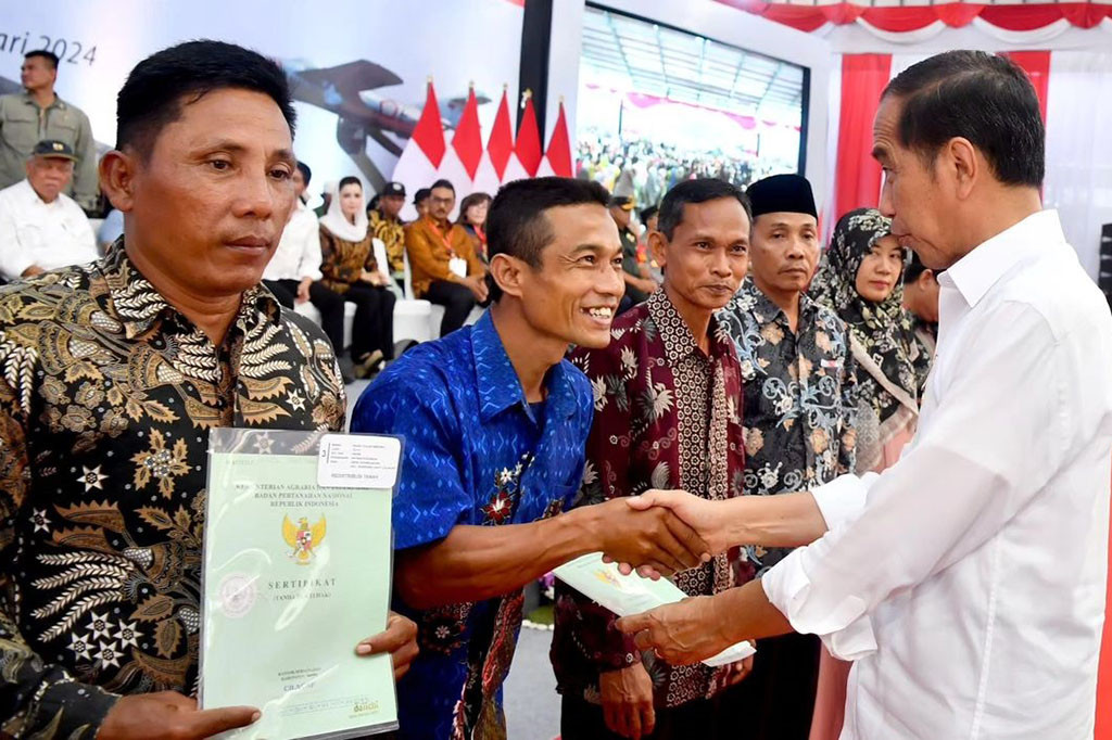 Serahkan 2.000 Sertifikat Tanah, Jokowi: Bukti Hak Hukum atas Tanah