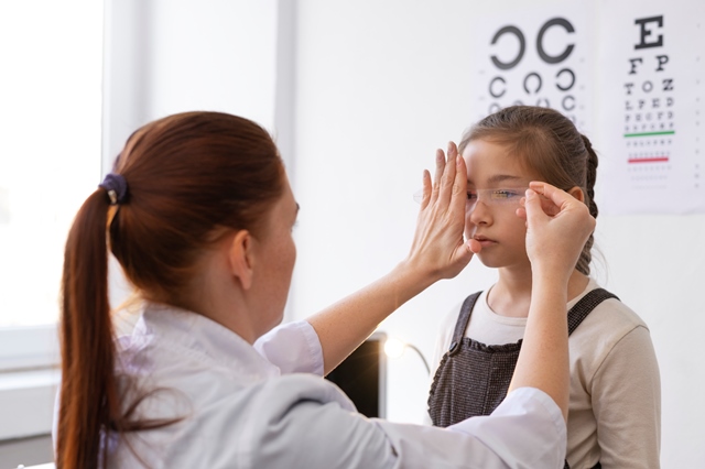 Dr. Maria Magdalena Purba, SpM dari KMN EyeCare bagi cara jaga mata anak. (Foto: Ilustrasi/Dok. Freepik.com)