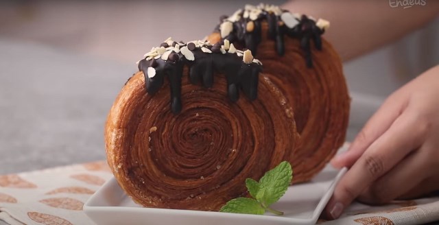 Ini dia resep chocolate cromboloni dari Endeus TV di bawah ini. (Foto: Dok. Endeus TV)