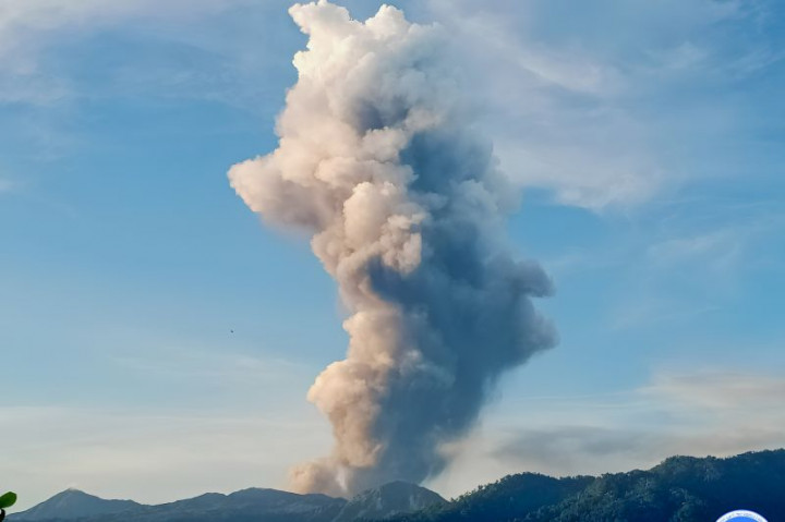 Gunung Dukono di Malut Erupsi Lontarkan Abu Vulkanik Setinggi 4.000 Meter