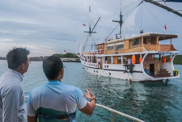 Menparekraf saat meninjau Kapal Phinisi Dragon Net. Dok. Kemenparekraf