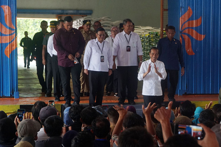 Jokowi Salurkan Bantuan Pangan Cadangan Beras untuk 1.000 Warga di Sokaraja