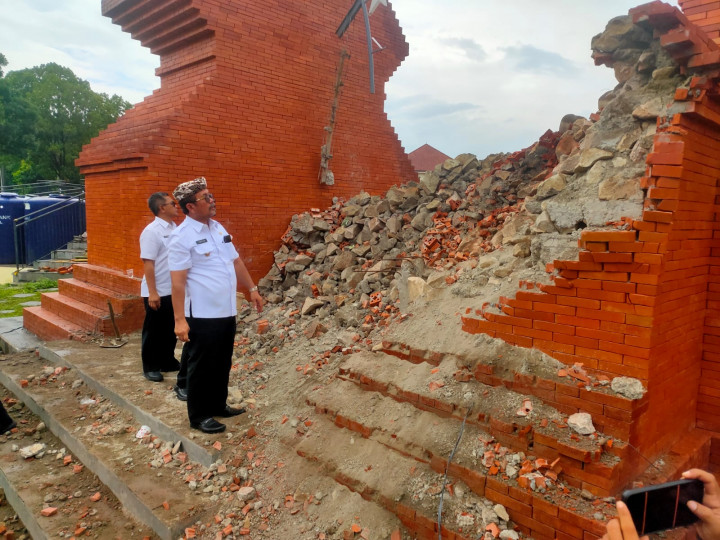 Baru Diresmikan 2 Bulan, Gapura Alun-alun Pataraksa Cirebon Ambruk