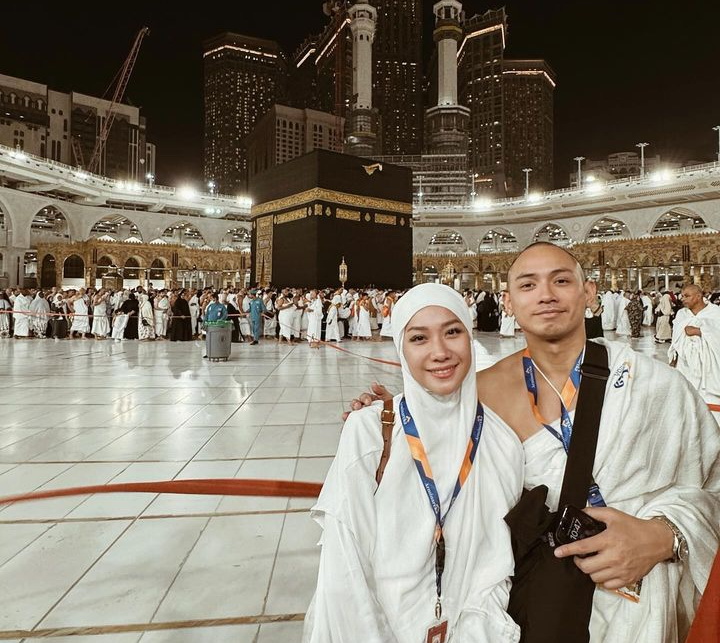 Umrah dengan Suami Baru, BCL Ungkit Mendiang Ashraf