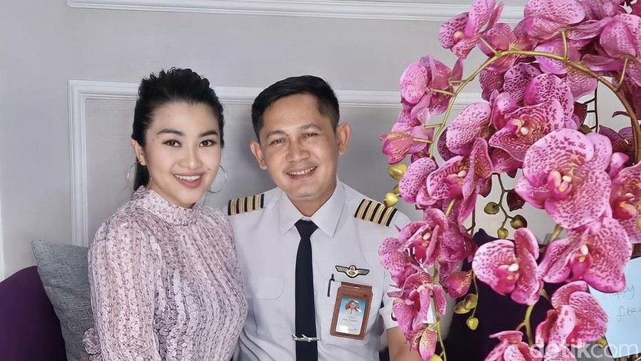 Duh Suami Pilot Fitri Carlina Digoda Pramugari Sampai Dikirimi Foto