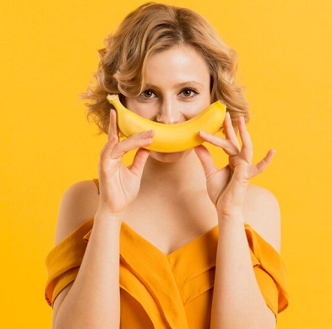 Masker wajah pisang disinyalir dapat memperbaiki kulit karena kandungan nutrisi dan kandungan silika di dalamnya. (Foto: Ilustrasi. Dok. Freepik.com)