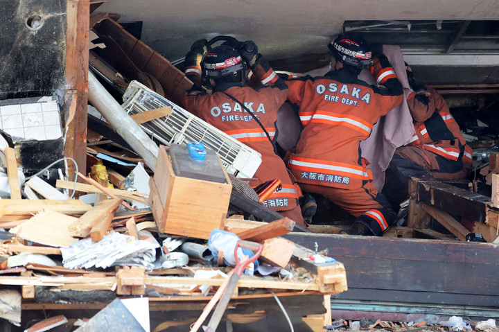 Tim Penyelamat Berpacu dengan Waktu Cari Korban Gempa Jepang