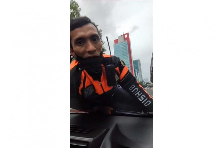 Viral! Petugas Dishub Ada Di Kap Mobil Penumpang, Salah Siapa?