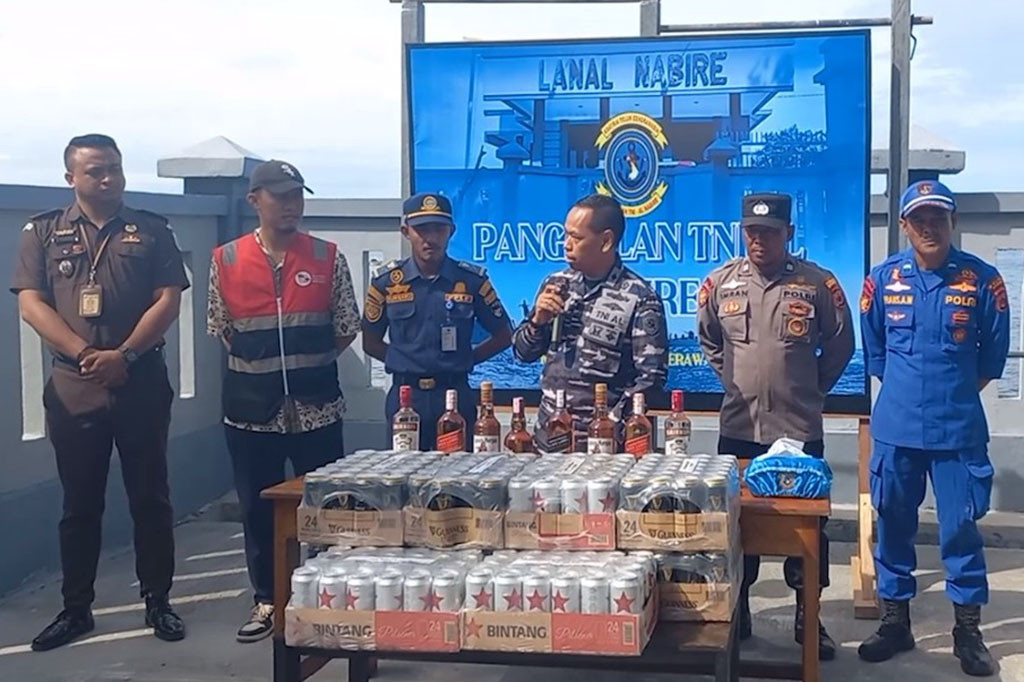 TNI AL Musnahakan Miras Import tak Berizin di Nabire