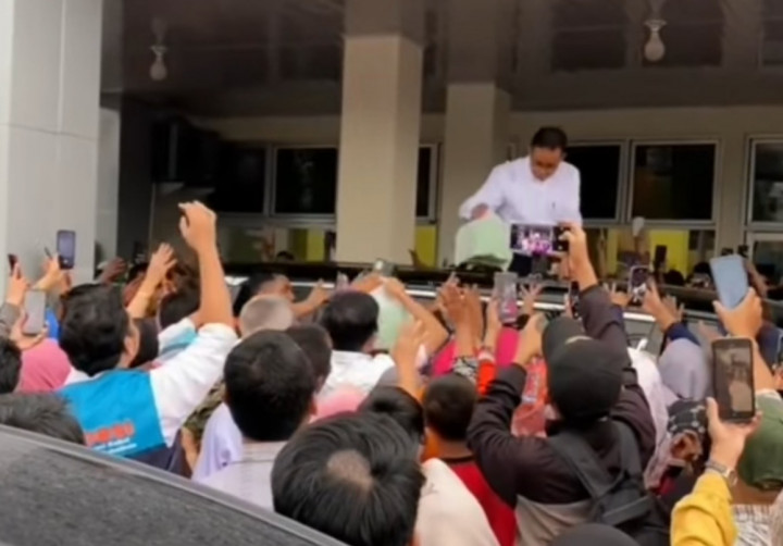 Capres Lain Bagi-bagi, Anies Malah Dibekali Nasi Kotak dari Warga Solok, Netizen: Abah Rakyat Indonesia