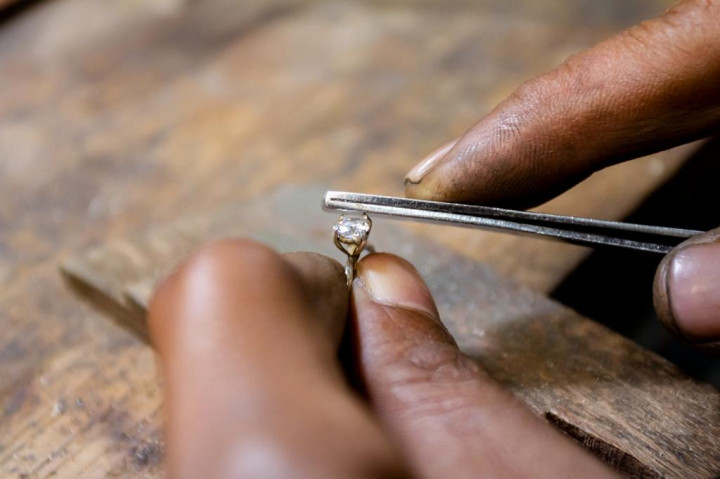 Inspirasi Usaha: Limbah Kaca Disulap Jadi Perhiasan yang Mendunia