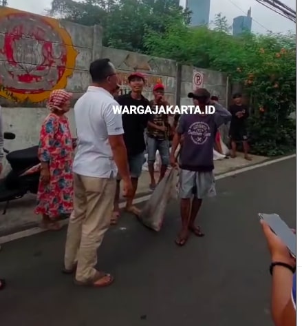 Viral 10 Pemuda Bersih-Bersih Lingkungan Tanpa Izin, Ujungnya Malah Palak Warga