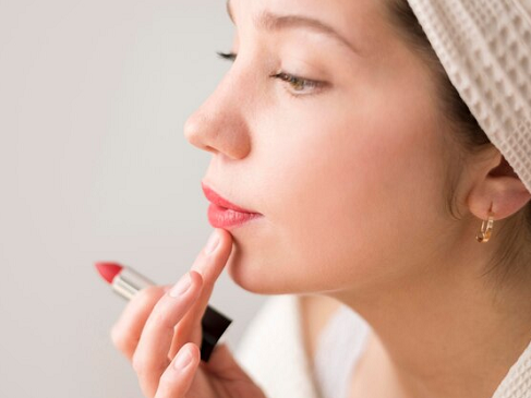 Awas Berbahaya! Ini 3 Efek Buruk Menggunakan Lipstik Kedaluwarsa