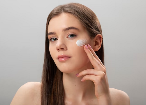 Gunakan sunscreen sesuai takaran, yaitu dua ruas jari. (Foto: Ilustrasi. Dok. Freepik.com)