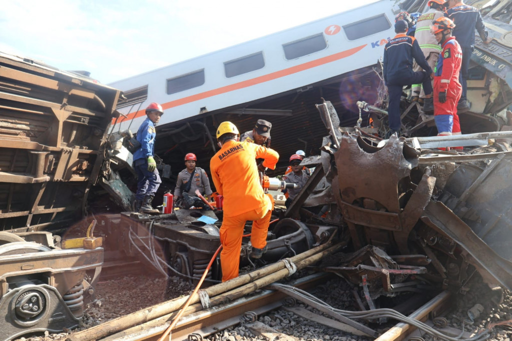 Basarnas Bandung Kirim 2 Tim ke Lokasi Kecelakaan Kereta Api di Cicalengka