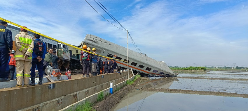 2 Korban Tabrakan Kereta Api di Cicalengka Masih Terjebak di Dalam Gerbong