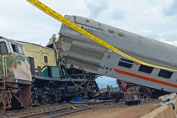 Empat Orang Tewas akibat Tabrakan Dua KA di Bandung