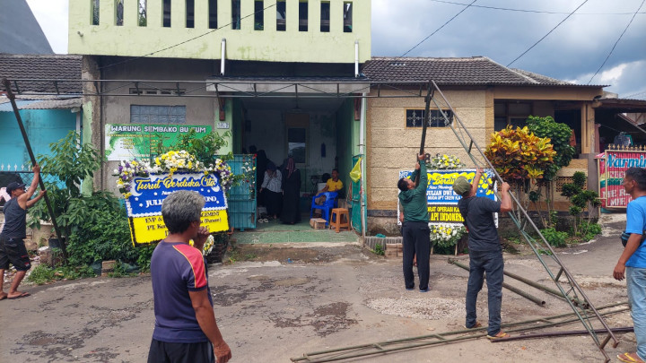 Suasana Duka Menyelimuti Kediaman Masinis Korban Tewas Tabrakan Kereta Api