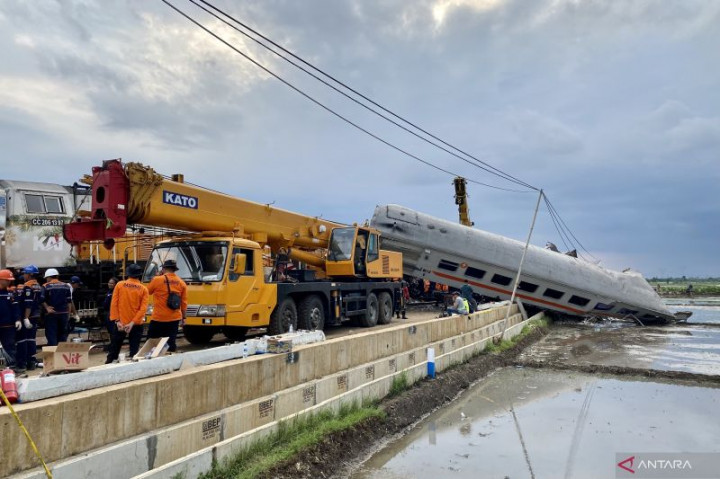 3 Crane Dikerahkan Evakuasi KA Tabrakan di Cicalengka