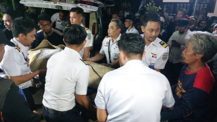 Isak Tangis Sambut Kedatangan Jenazah Masinis Korban Tewas Tabrakan Kereta Api