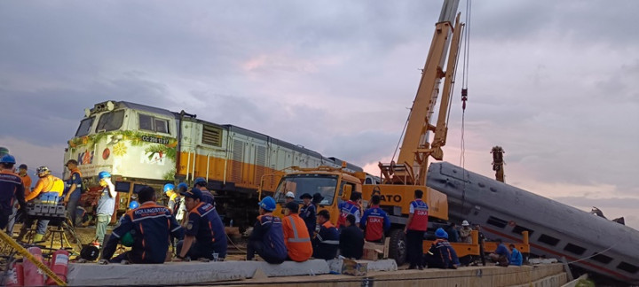 Evakuasi Gerbong KA Akibat Tabrakan Dilanjutkan Besok