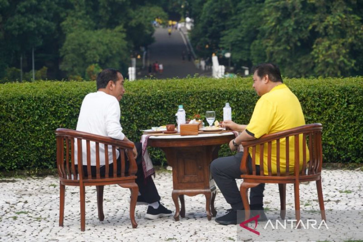 Semalam Jokowi Bertemu Prabowo, Sekarang Sarapan Bareng Airlangga Hartarto