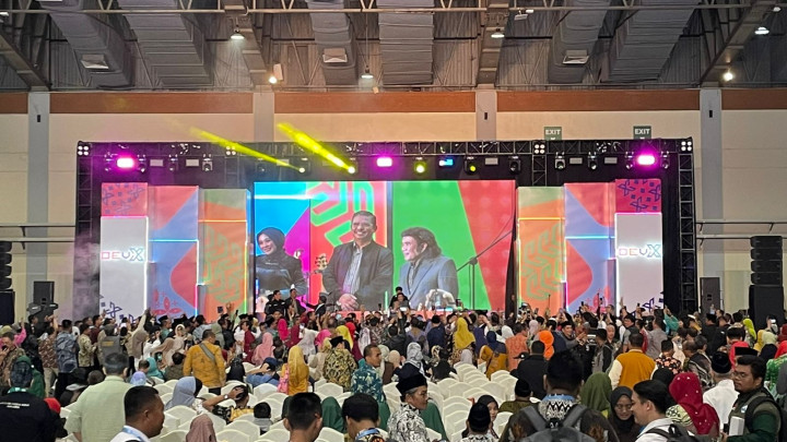 Dara Kebanggaan UIN Bandung ini Sepanggung dengan Rhoma Irama di Panggung 'Moderasi Beragama'