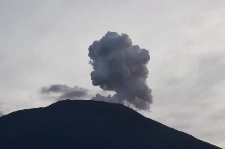 Gunung Marapi Kembali Erupsi Keluarkan Dentuman dan Gemuruh