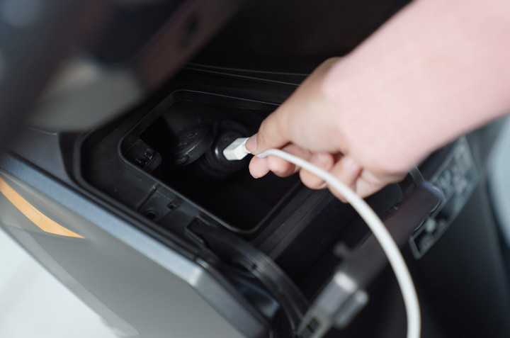 Ngecas Hp di Motor Bikin Aki Cepat Soak, Mitos/Fakta?