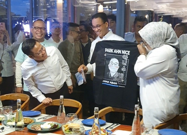 Anies dapat Ragam Pernak Pernik, Kaos Bertuliskan 'Park Ahn Nice' Salah Satunya