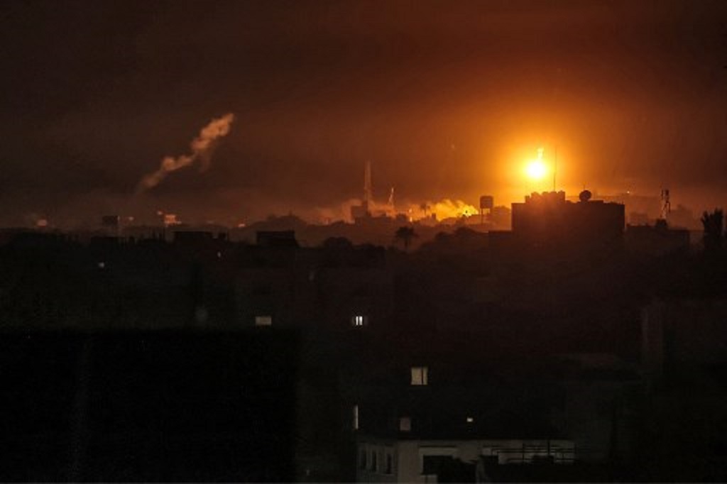 Asap dan api dari serangan udara Israel di Gaza, 7 Januari 2024. (AFP)