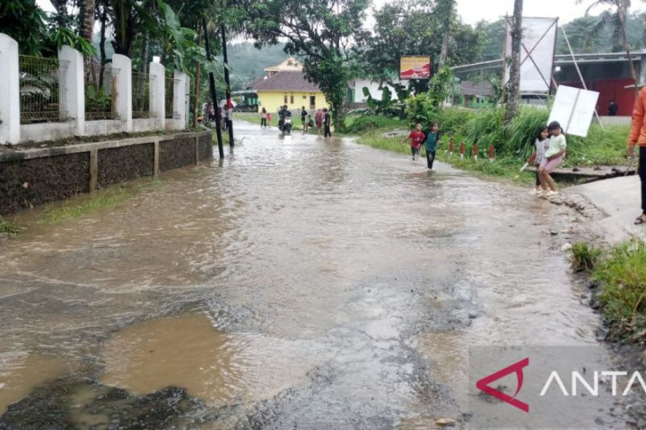 Hujan Deras, Kabupaten Sukabumi Diterjang Banjir dan Longsor
