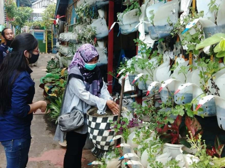 Ajak Masyarakat Tanam Sayuran, Jokowi: Biar <i>Gak Puyeng</i> pas Naik Harganya!