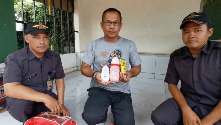 Korban Banjir di Tangsel Terima Paket Bantuan Kedaluwarsa
