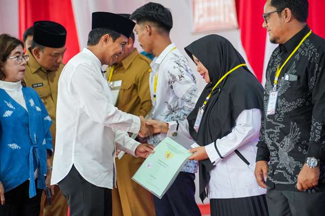 Wamen ATR/BPN Bagikan 1.000 Sertifikat di Riau