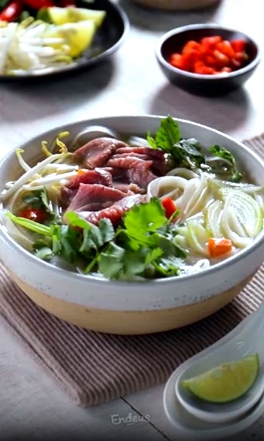 Simak cara buat pho bo, sup khas Vietnam. (Foto: Dok. Endeus TV)