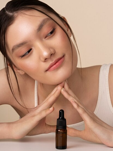 Serum mengandung bahan aktif yang bertujuan untuk mencerahkan warna kulit atau melawan kerutan. (Foto: Ilustrasi. Dok. Freepik.com)