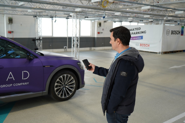 Sambil Rebahan, Biar Mobil Listrik ke SPKLU Sendiri